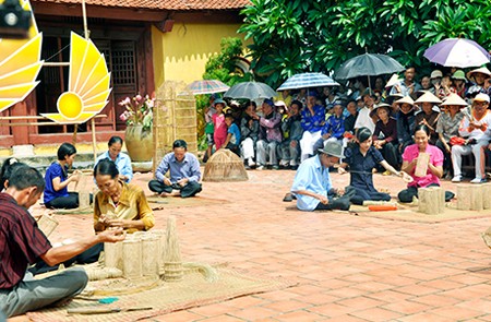 Making fishing net in Hung Hoc traditional village, Quang Yen