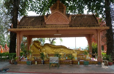 Reclining Buddha in Wat Kraom