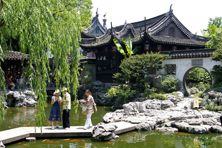 Fish pond in Yuyuan Garden
