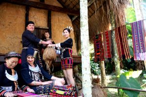 Visit the primitive house of Li people