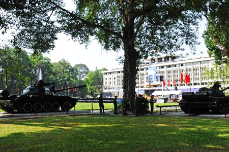 Battle tanks in Reunification Palace