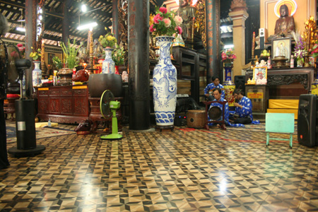 The main hall inside Giac Lam Pagoda