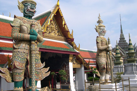 Standing guardian statue of Wat Phrakaew
