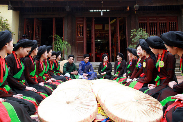 Quan-Ho-folk-song-singers-in-Yen-Duc-Village