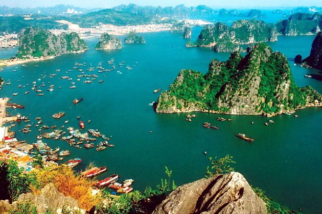 Halong-Bay-panoramic-view-with-Hai-Au-Seaplane