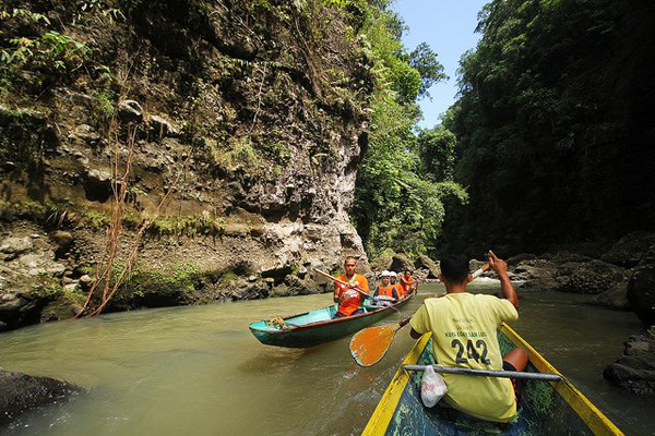 Dugout canoe ride to Pagsanjan Falls