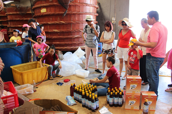 See the fish sauce making process in the factory, Phu Quoc