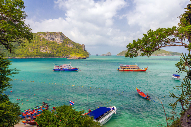 Crystal clear water in the beach of Ang Thong National Marine Park
