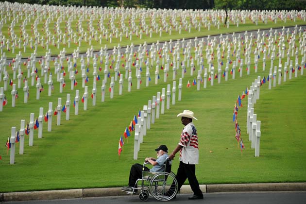 Old veteran visit the Manila American Cemetery