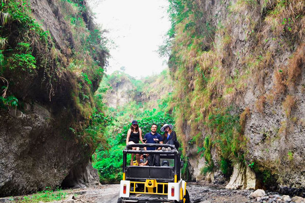Take in spectacular scenery on the back of jeep in Puning Hot Spring