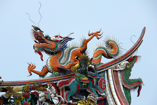 Dragon carving on roof of Longshan Temple