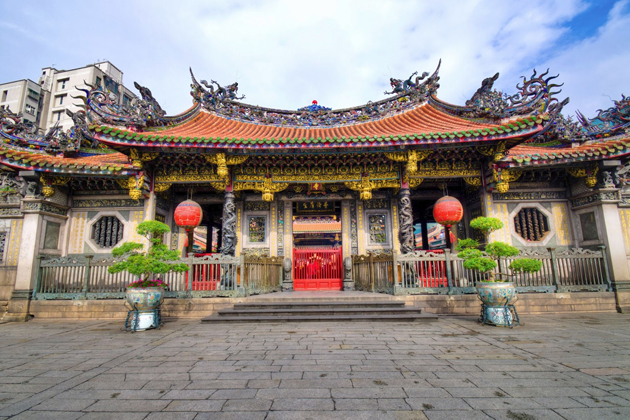 Front gate of Longshan Temple