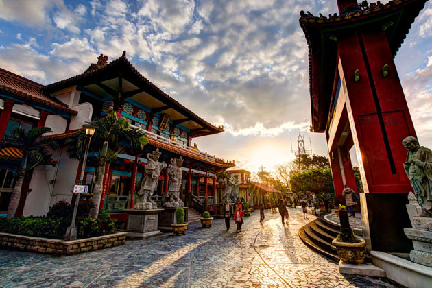 Stroll along the port and harbor area of Keelung City