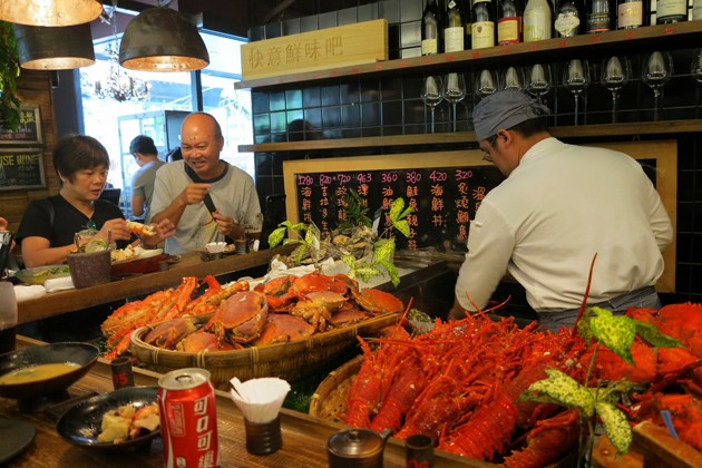 Visit a theme restaurant in Taipei