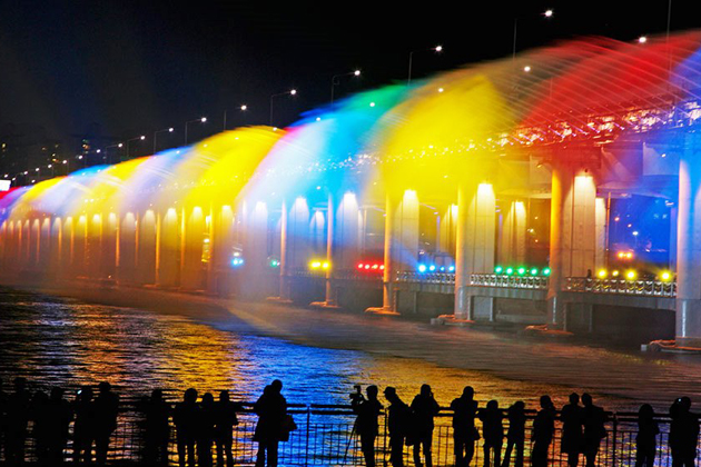 Hangang River Banpo Bridge Rainbow Fountain