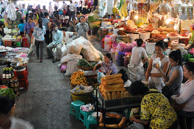 Meander local markets of Phnom Penh