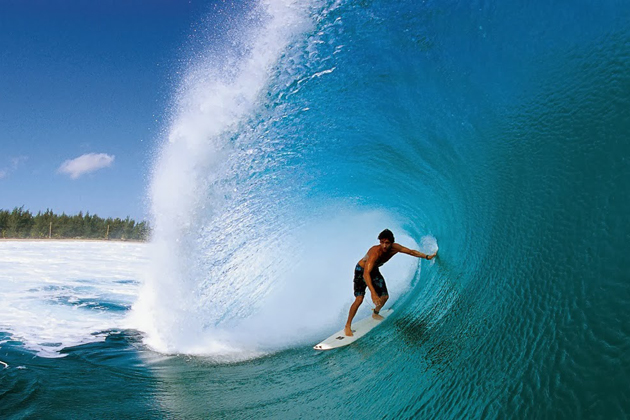 Surf on powerful waves of Bali