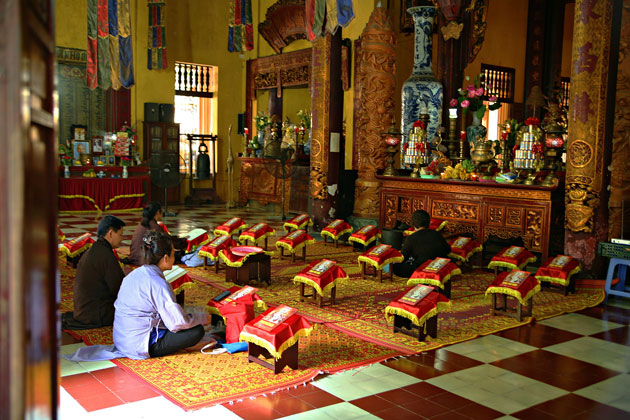 Faithful praying in Quan Su Pagoda