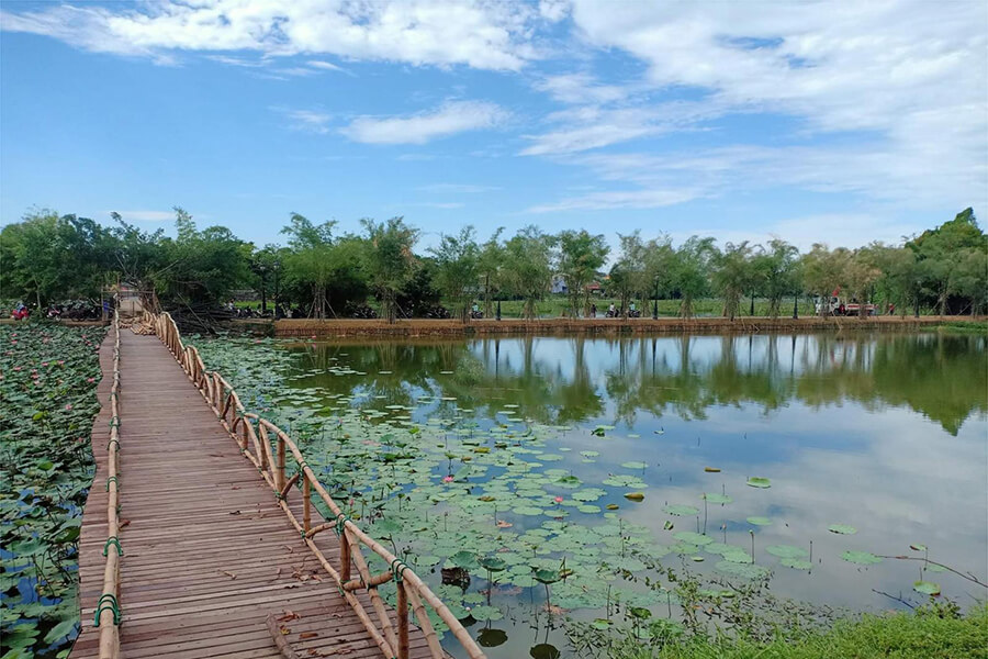 Tinh Tam Lake