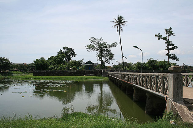Tinh Tam Lake