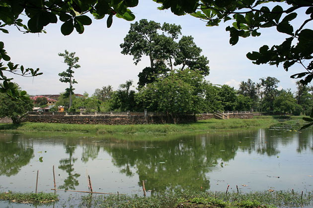 Tinh Tam Lake