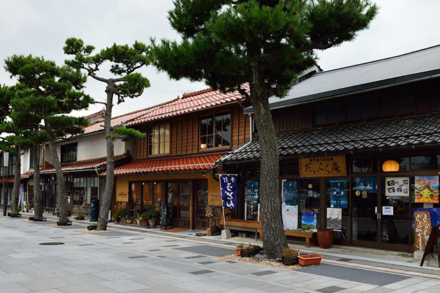 Shinmon-dori Street