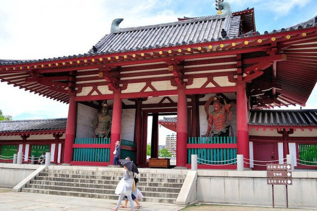 Shitennoji Temple outside