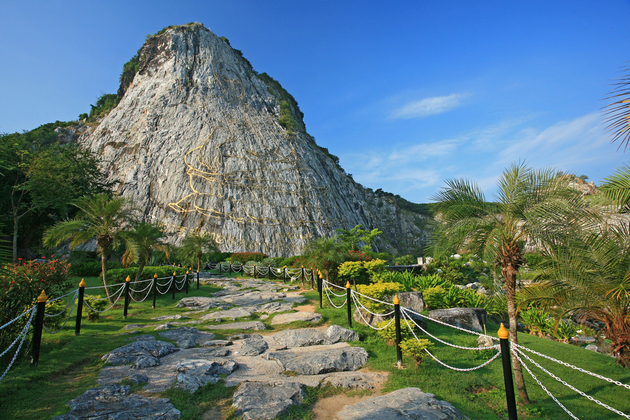 Barefoot roadKhao Chi Khan Buddha Mountain Pattaya - Bangkok shore excursions