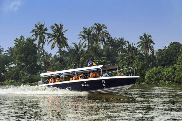 Cu-Chi-Tunnels-half-day-tour-speedboat