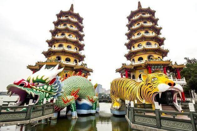 Dragon-and-Tiger-Pagodas-Kaohsiung