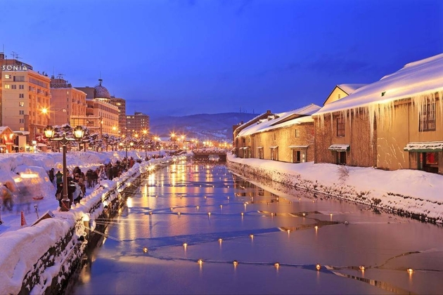 Otaru canal at night