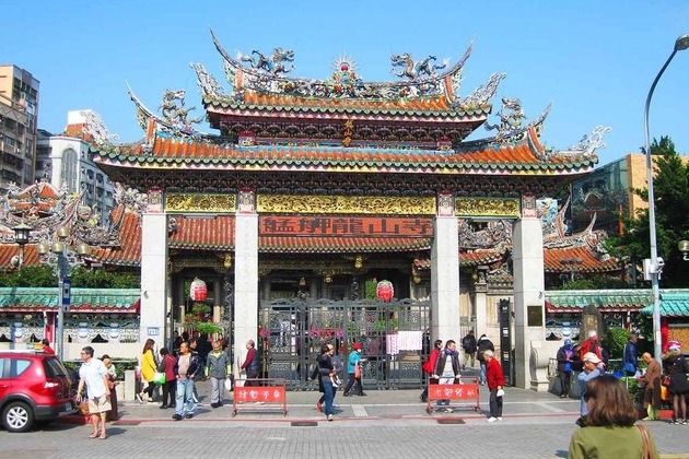 Longshan Temple in Taipei shore excursions