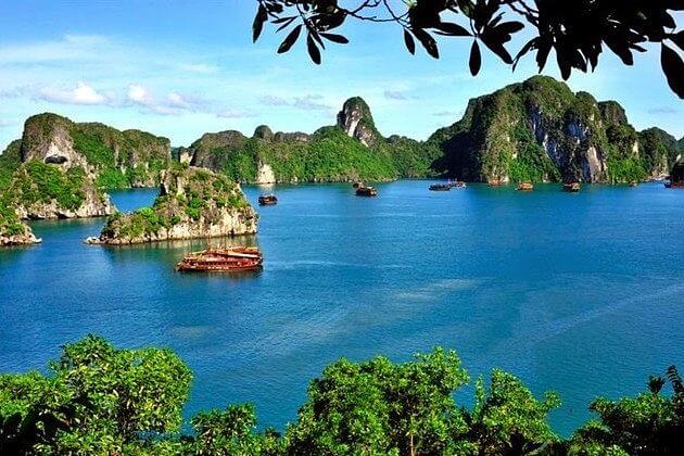 Halong-Bay-shore-excursions-islets-and-caves