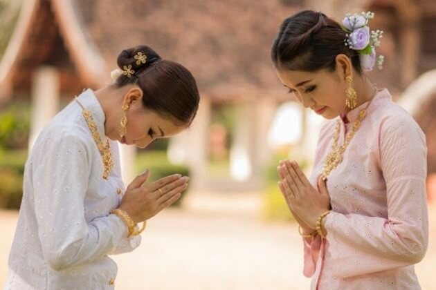 Thailand-people-greeting