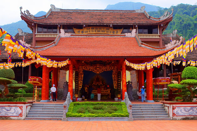 Yen-Tu-Pagoda-in-Halong-Bay-shore-excursions