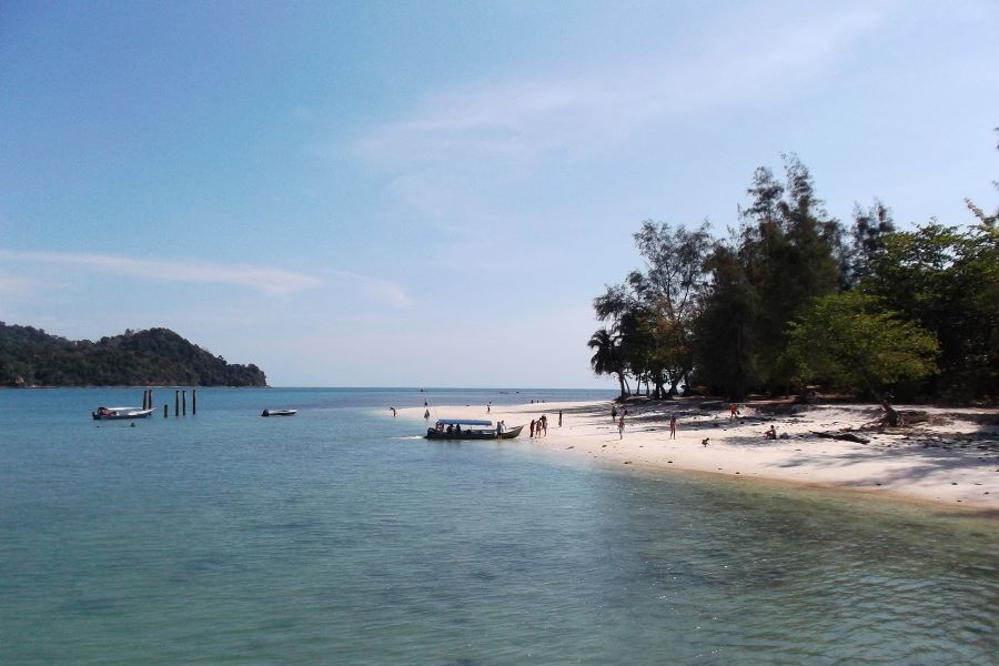Indulge yourself in Tasik Dayang Bunting and Pulau Beras Basah in shore excursions to langkawi
