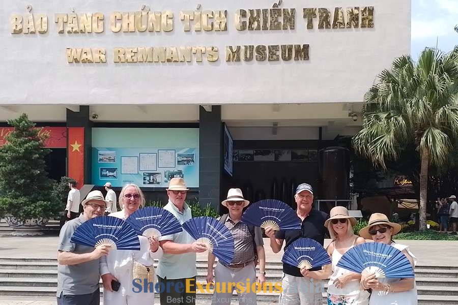 Customers with Shore Excursions Asia hand fan