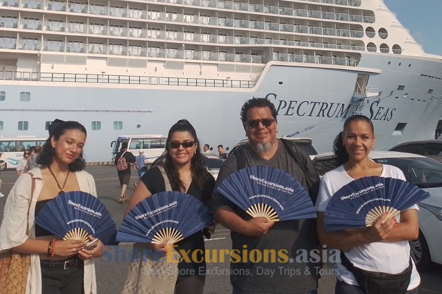 Customers with Shore Excursions Asia handfan