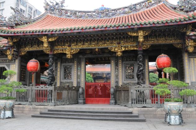 Longshan Temple - Pre or Post Cruise Tour