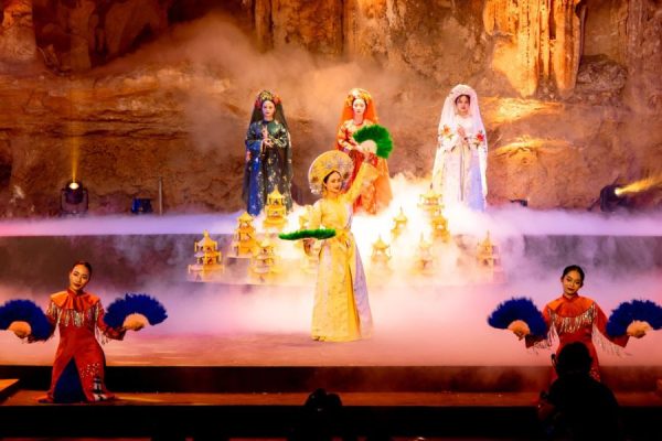 Dragon Pearl cave show - Halong bay shore excursions