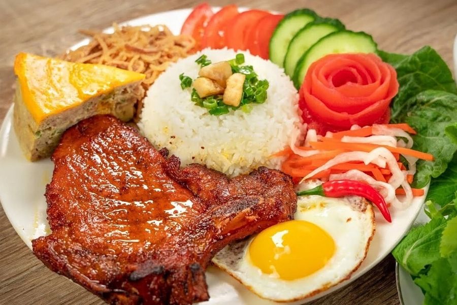 Com tam served on Vietnam cruise excursions