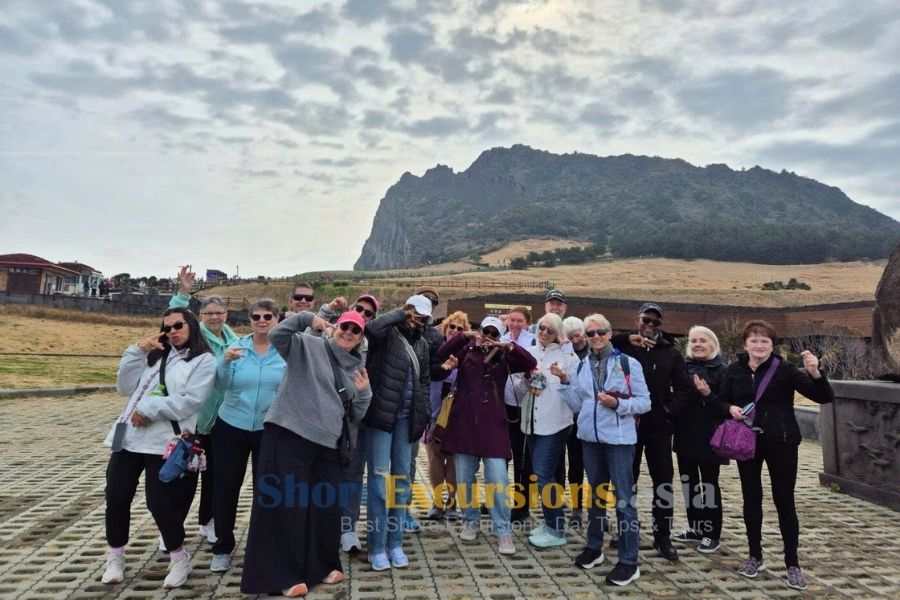 Group exploring with Shore Excursions Asia