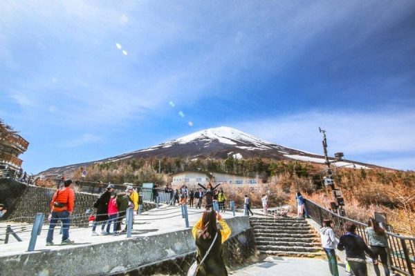 Visitors enjoying the mount Fuji view