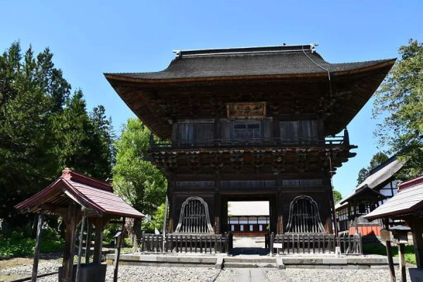 Choshoji Temple gate in Hirosaki - Aomori highlights tour