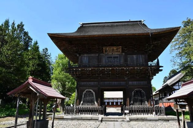 Choshoji Temple gate in Hirosaki - Aomori highlights tour