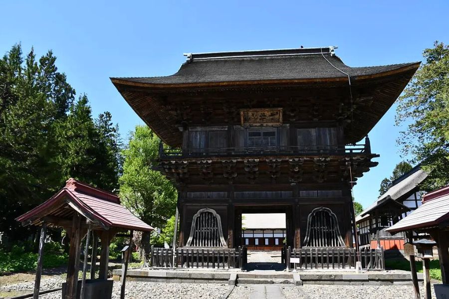 Choshoji Temple gate in Hirosaki - Aomori highlights tour Choshoji Temple gate in Hirosaki - Aomori highlights tour