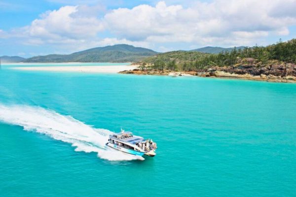 Cruise through the Whitsunday Islands