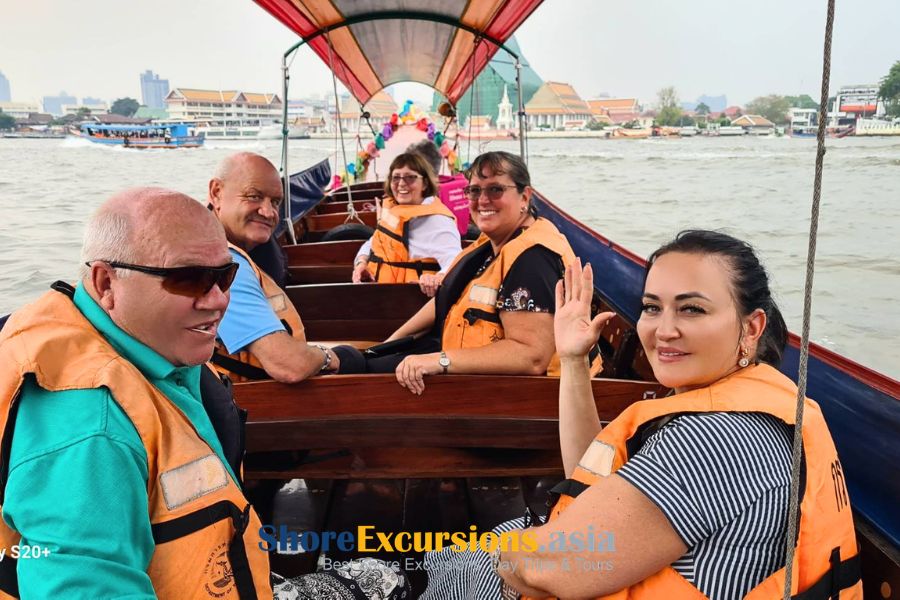 Cruise passengers enjoying a day in Bangkok