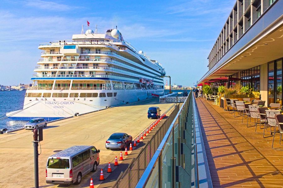 Cruise line shore excursion with a large group at the port