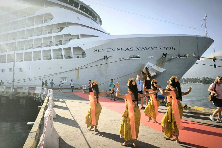 Cruise passengers arriving at Celukan Bawang